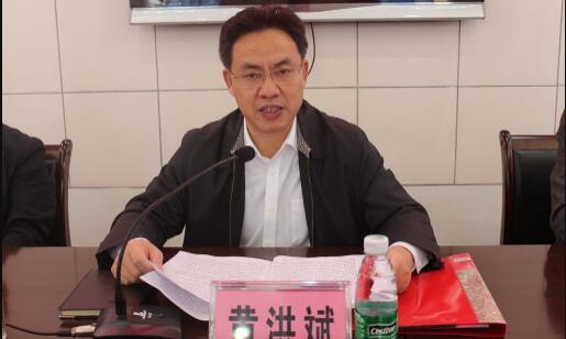 黃洪斌簡(jiǎn)歷：來(lái)賓市政協(xié)副主席黃洪斌，曾任桂林市委副秘書(shū)長(zhǎng)、興安縣委書(shū)記，雁山區(qū)委書(shū)記、秀峰區(qū)長(zhǎng)