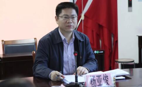 楊亞俊簡(jiǎn)歷：防城港市委常委、市委秘書(shū)長(zhǎng)楊亞俊被查被抓，曾任崇左市委常委、憑祥市委書(shū)記，貴港市委副秘書(shū)長(zhǎng)、港南區(qū)書(shū)記