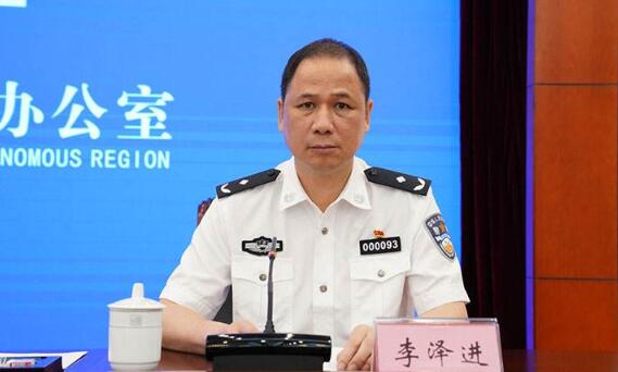 李澤進(jìn)簡歷：廣西公安廳刑偵總隊總隊長李澤進(jìn)，曾任來賓市副市長、公安局局長，北海市副市長、公安局局長