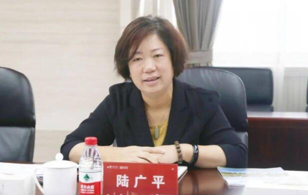 陸廣平簡歷：南寧五象新區(qū)副主任、良慶區(qū)委書記陸廣平，曾任南寧市委副秘書長，西鄉(xiāng)塘區(qū)委副書記、區(qū)長