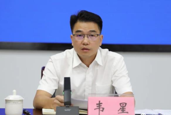 韋星簡歷：百色市交通局局長韋星，曾任百色市組織部副部長，靖西市委常委、常務(wù)副市長，田林縣委常委、組織部部長