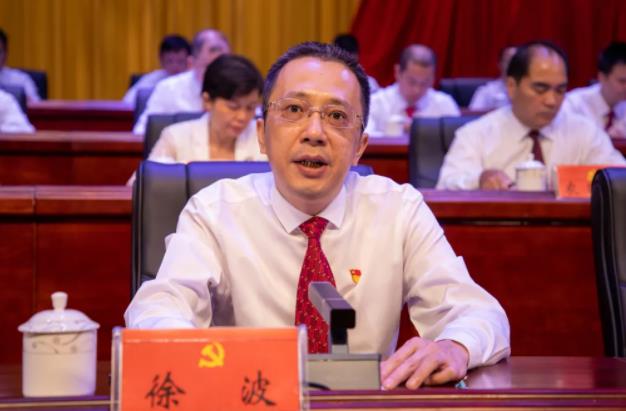 徐波簡歷：廣西日報社社長徐波，曾任桂林市委常委、紀委書記，百色市委常委、紀委書記，韋文帝任廣西藝術學院紀委書記