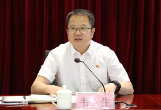 韋生簡歷：百色城市建設(shè)投資發(fā)展集團董事長韋生，曾任百投集團、百發(fā)集團董事長，西林縣委副書記