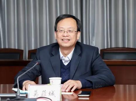 莫菲城簡歷：廣西地礦局副局長莫菲城，曾任廣西農(nóng)投集團總經(jīng)理、平陸運河集團總經(jīng)理、南寧糖業(yè)董事長
