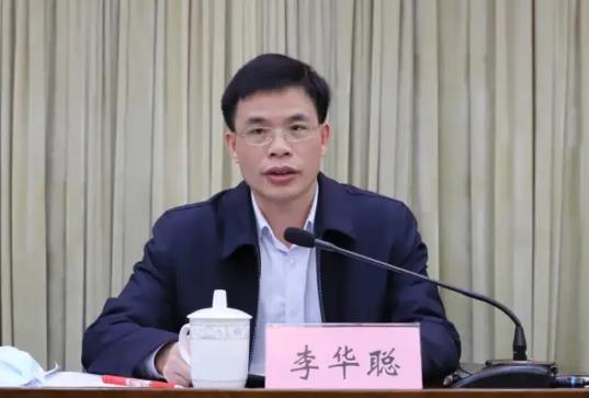 李華聰簡歷：百色市統(tǒng)計局局長李華聰，曾任百色市委辦副主任，平果市委常委、常務副市長