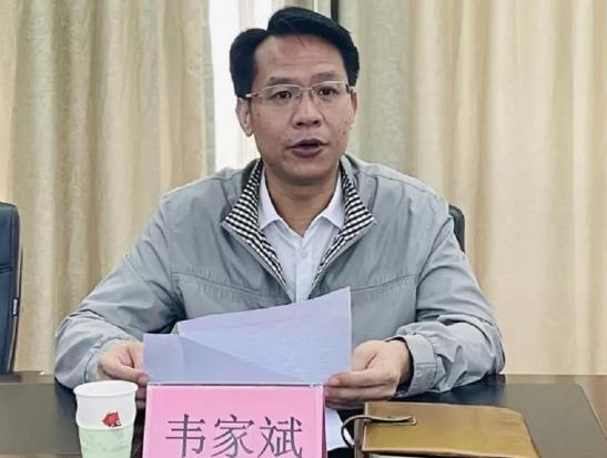 韋家斌簡(jiǎn)歷：南寧市教育局局長(zhǎng)韋家斌，曾任南寧市委組織部副部長(zhǎng)，邕寧區(qū)委常委、組織部部長(zhǎng)